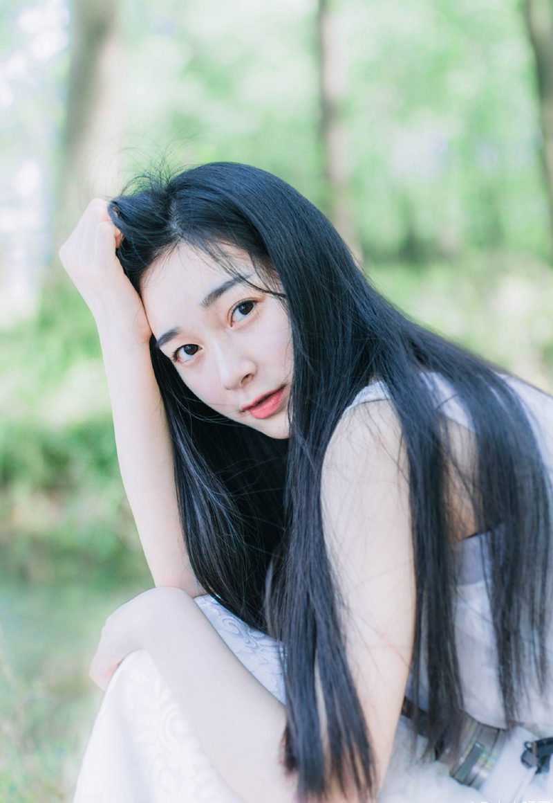 “告诉那些世家，我军承诺，入蜀之后，对世家一定秋毫无犯，更不会动他们如今拥有的利益，甚至还会做出一些让步！”想了想，诸葛亮又补了一句。